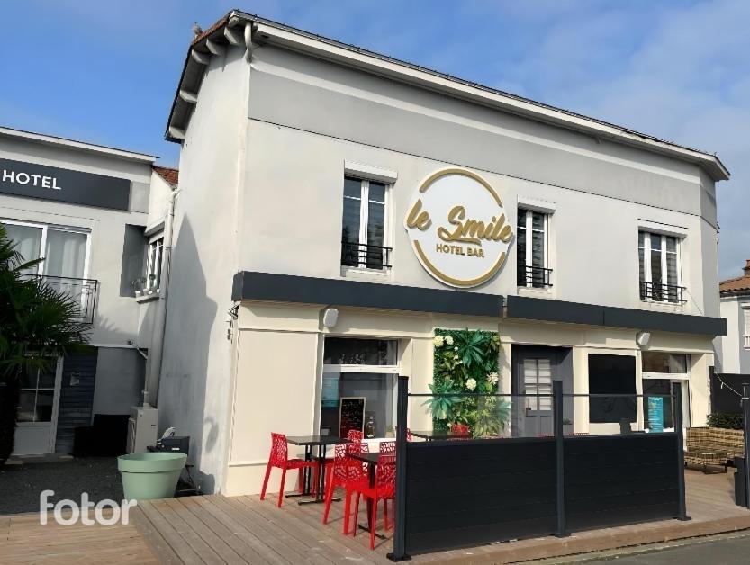 Hotel Le Smile Saint-Vincent-Sterlanges 外观 照片